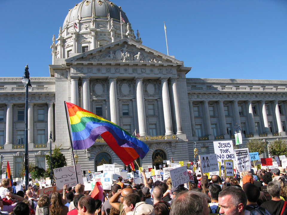 Demonstranten gegen Proposition 8 in San Francisco vor dem Rathaus. Foto: flickr[Frank Farm|frankfarm/3034085292]