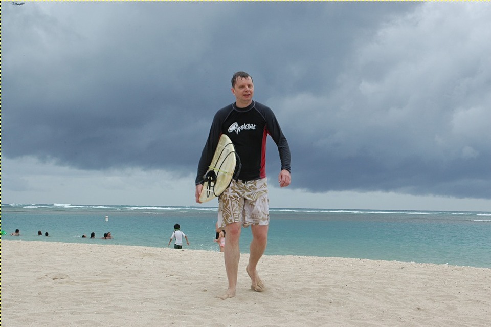 Michael ist der älteste Surfer am Strand von Honolulu.