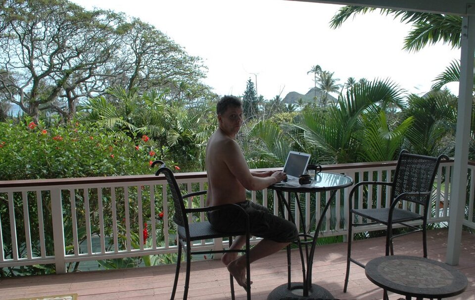 Michael auf dem Balkon eines Ferienhauses auf Hawaii.