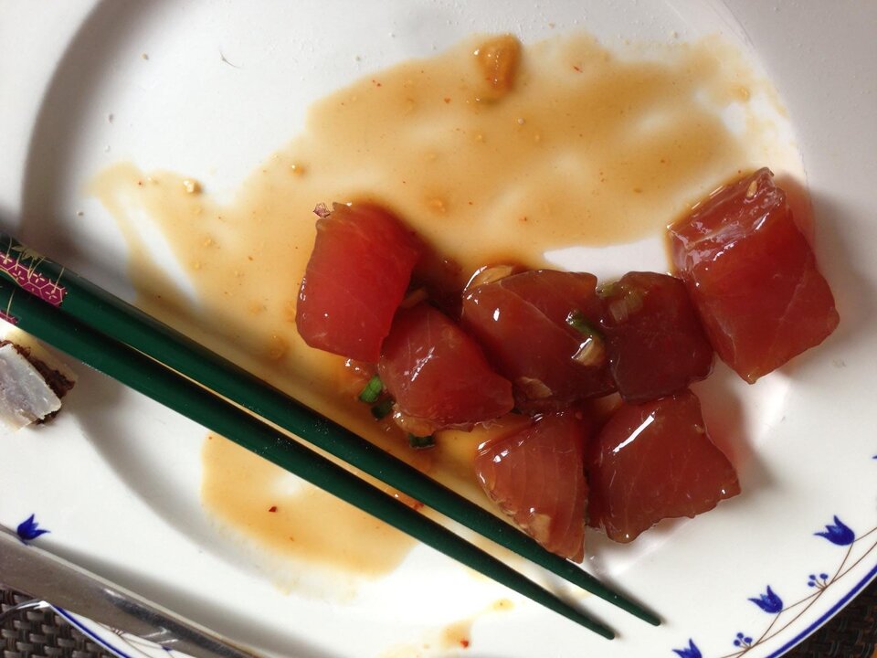 Leckerer roher Thunfisch angemacht mit Sojasoße: Shoyu Poke.