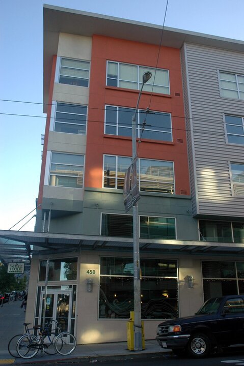 Die Supermarktkette Whole Foods lässt sich in San Francisco bevorzugt in der Nähe hässlicher Neubauten nieder.