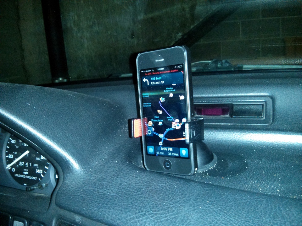 Auf dem Armaturenbrett montiert warnt das iPhone mit der Waze-App vor Blitzampeln und anderen Gefahren.