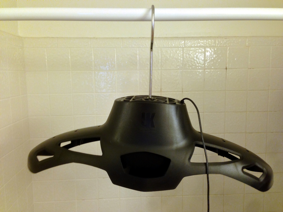 Der ventilierende Riesenkleiderbügel "UK HangAir" ...
