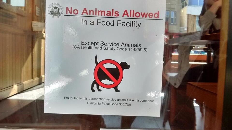 In Restaurants und Lebensmittelmärkten sind in Kalifornien keine Hunde zugelassen.