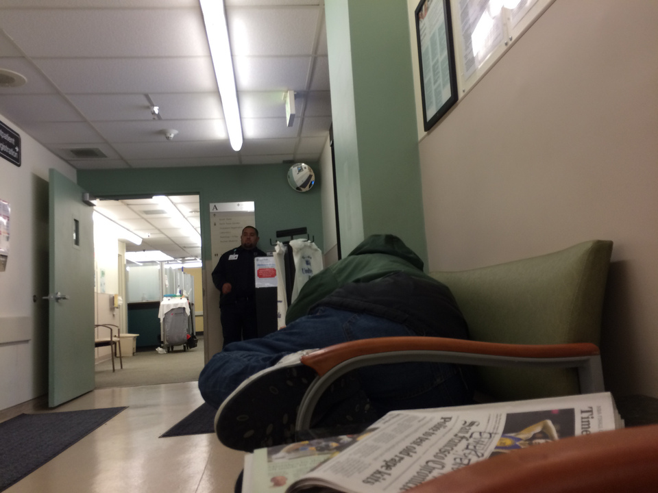 Im Warteraum des Emergency Rooms hat sich eine Pennerin hingelegt.