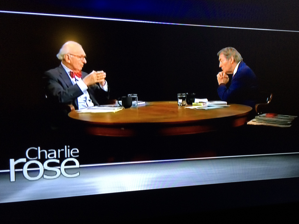 Charlie Rose fragt auf KQED Prominente am dunklen Tisch aus.