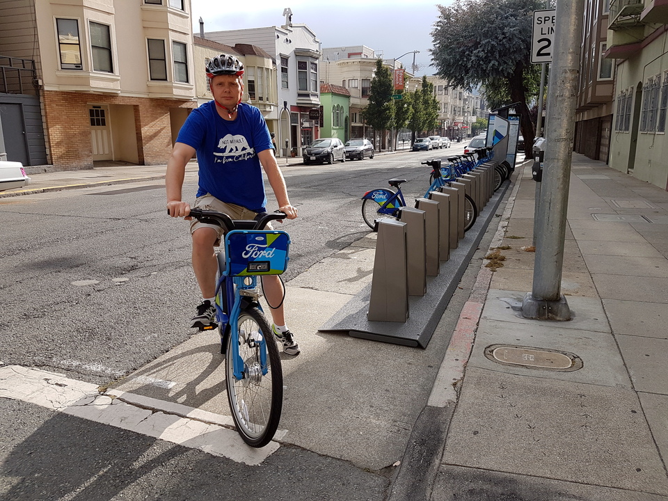 Michael fährt das Mietfahrrad Probe.