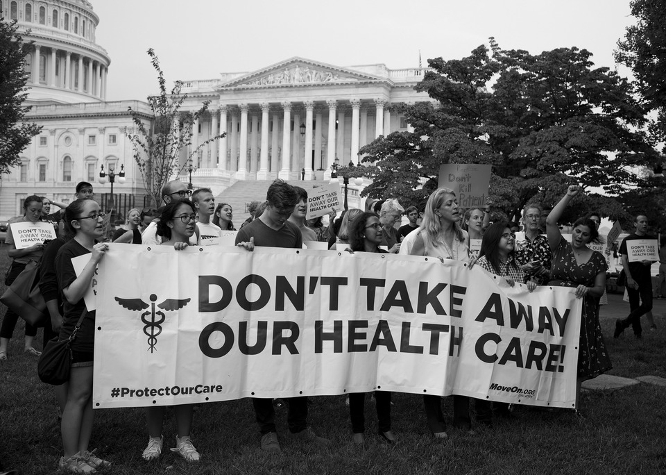 US-Bürger protestieren gegen die geplante Abschaffung von Obamacare (Foto: flickr[stephenmelkisethian|stephenmelkisethian/36213128315]).