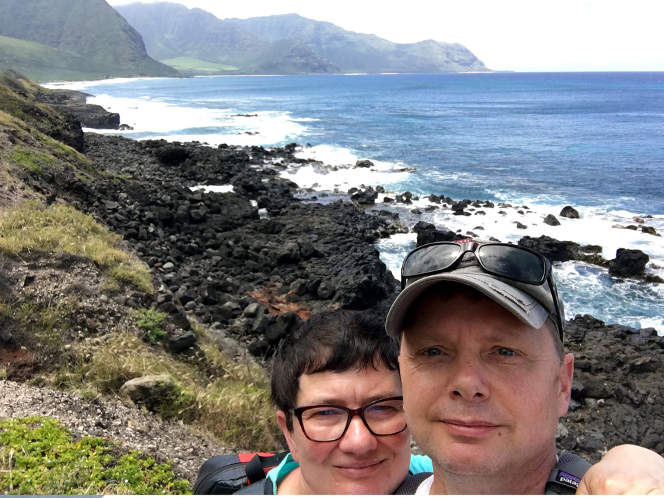Zwei Wanderer auf dem Weg nach Ka'ena Point auf der Nordwestseite Oahus.