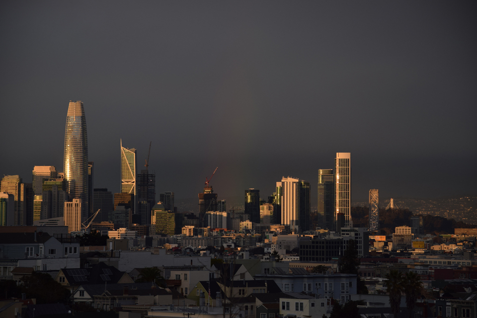 Skyline von San Francisco mit dem dicken Salesforce-Tower (ganz links), fotografiert von unserem Balkon.