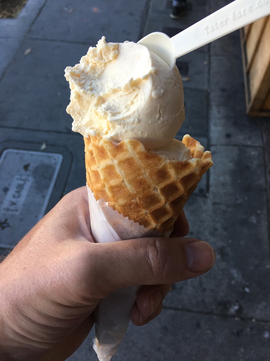 Das Speiseeis vom Hipsterladen ist zwar teuer, schmeckt aber sehr gut.