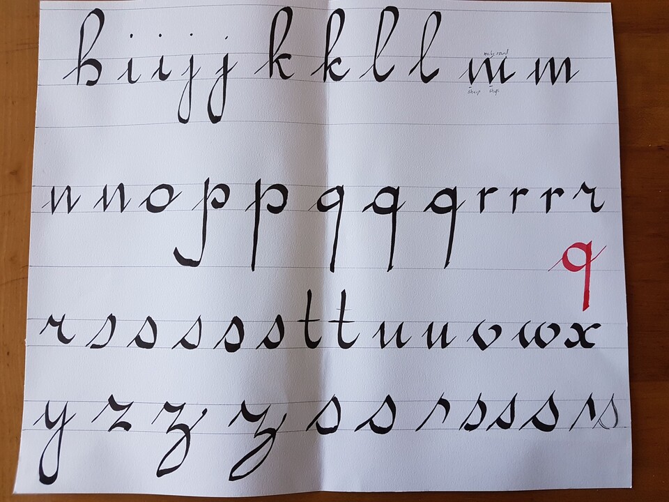 In einem Kalligrafiekurs hat Angelika schönzuschreiben gelernt.