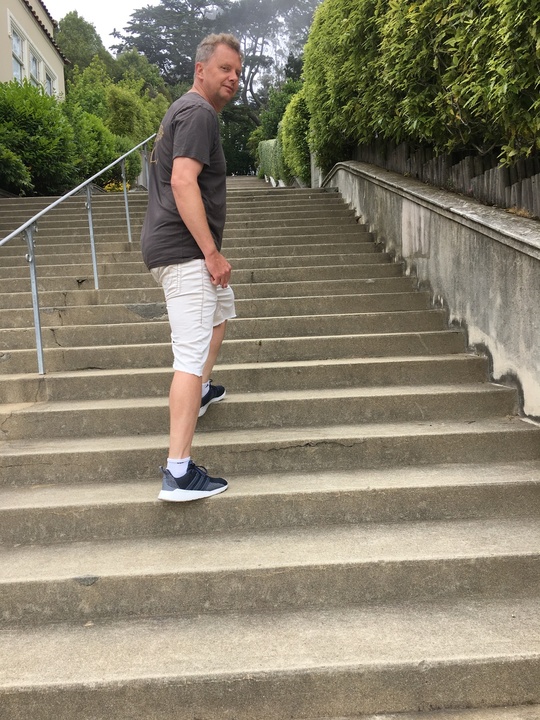 Michael auf einer geheimen Treppe zwischen Wohnhäusern im Nobelviertel Forest Hill.