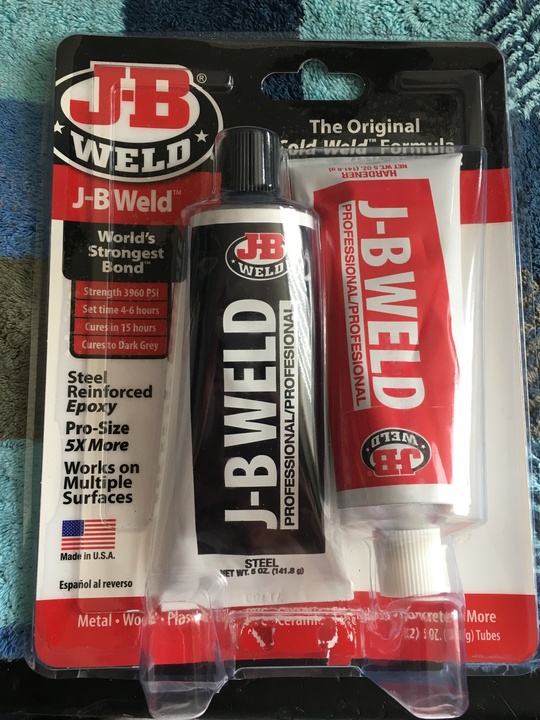 Die zwei Tuben des Epoxid-Klebers J-B Weld.
