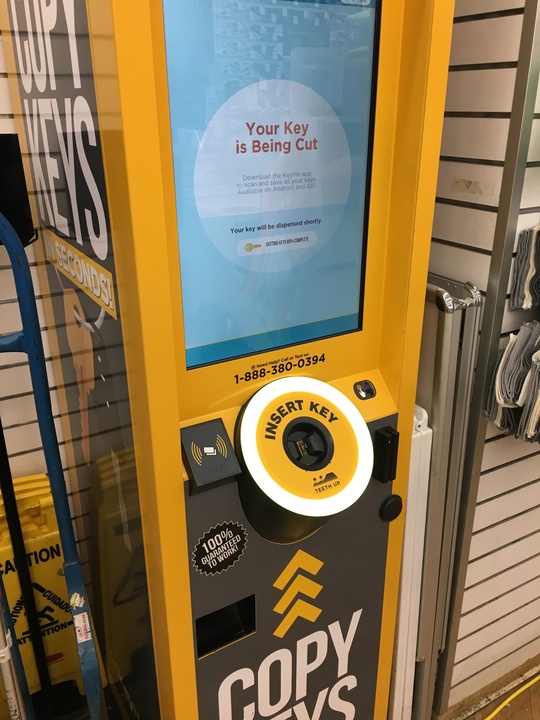 Der Automat nimmt den alten Schlüssel entgegen und schnitzt einen neuen.