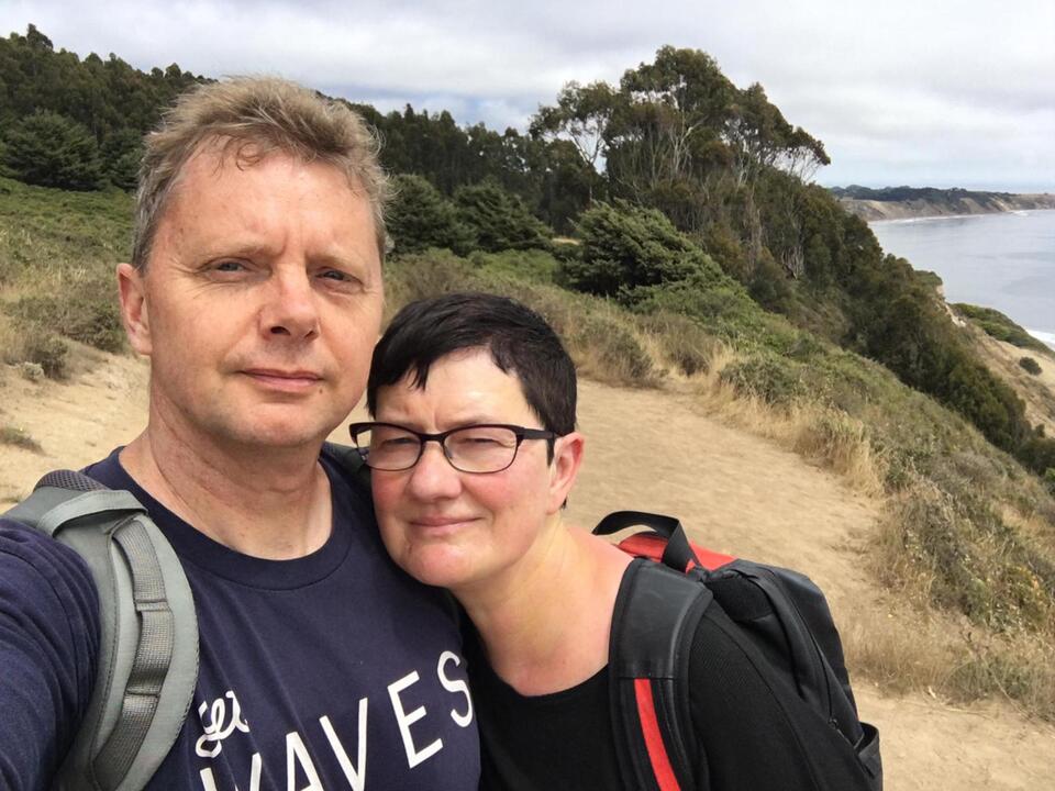Zwei Wanderer auf dem Palomarin-Weg in Point Reyes