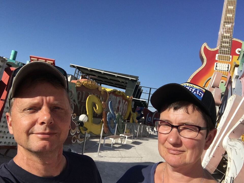 Zwei Profi-Touristen im Neon-Museum in Las Vegas.