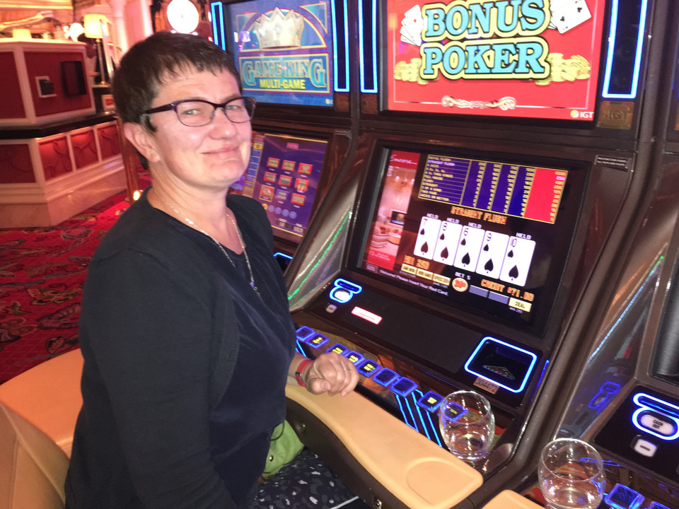 Angelika hat beim Video-Poker einen Straight Flush erspielt und 50 Dollar gewonnen.