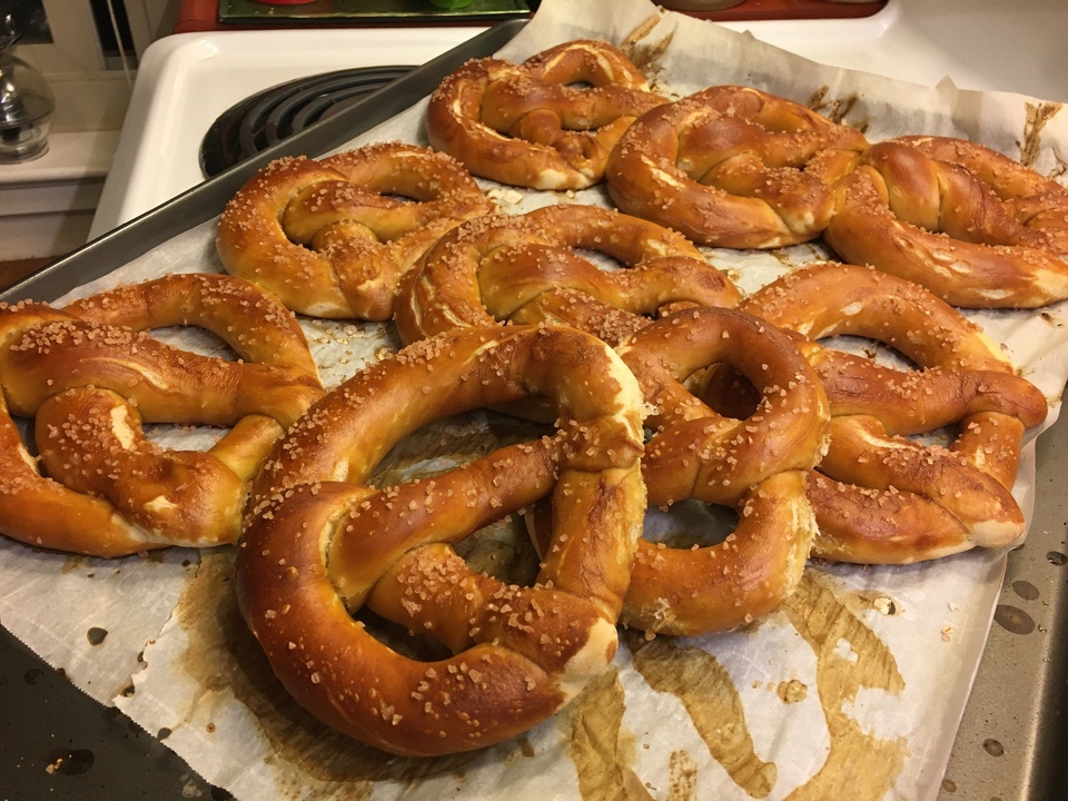 Die fertig gebackenen Brezeln lehren den Brezen Bauer das Fürchten.