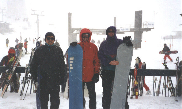 Die fröhlichen Snowboarder Larry, Chris und Michael