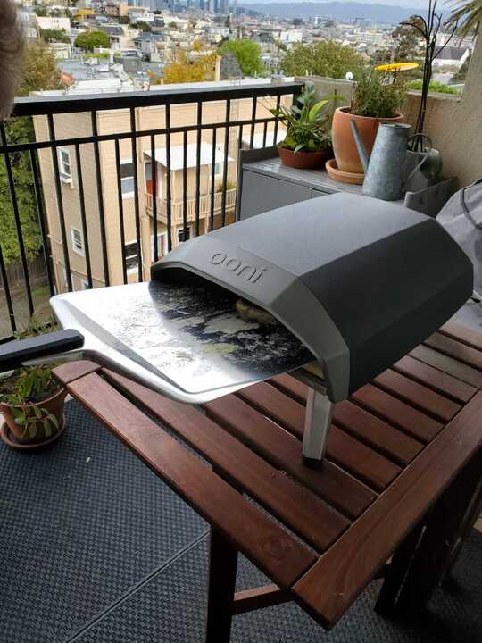 Der gasgetriebene Ooni-Ofen in Aktion auf dem Balkon.
