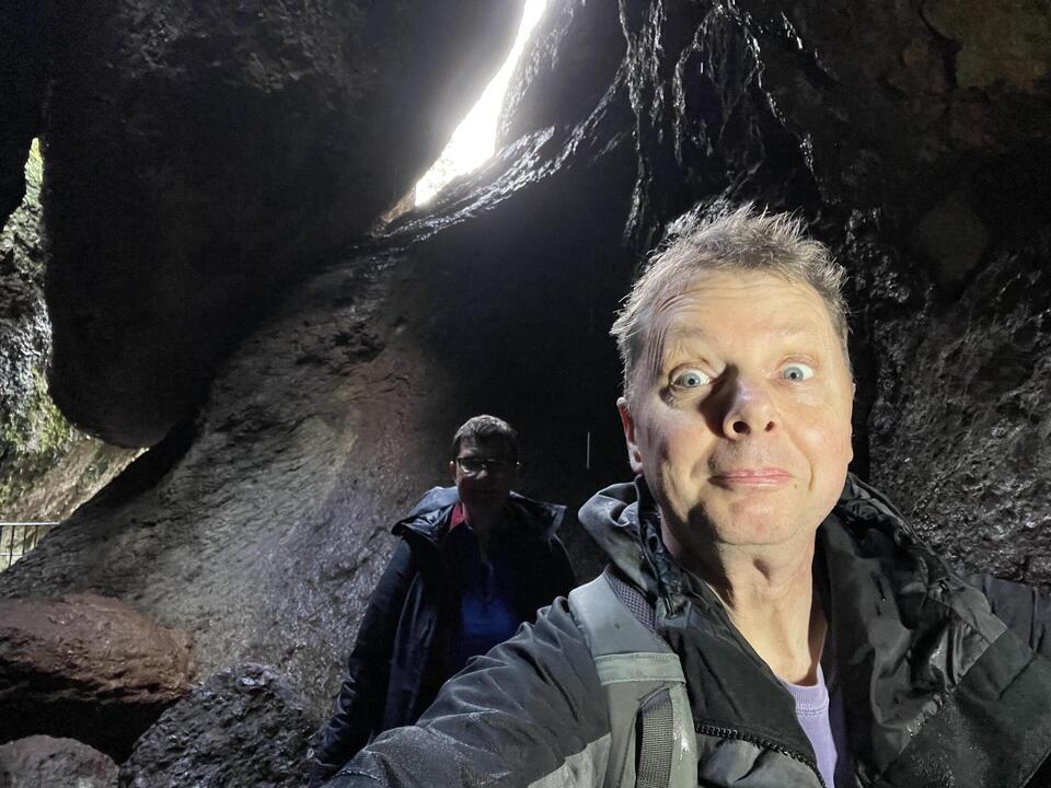 Furchtlose Rundbriefreporter berichten live aus der Kletterhöhle.