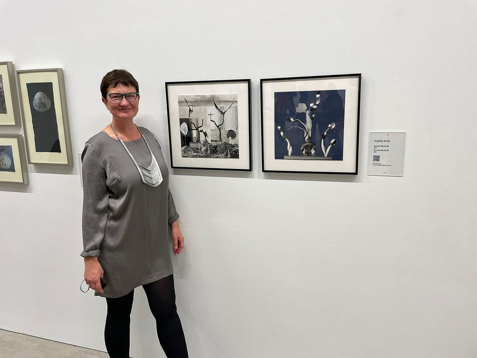 Angelika bei ihrer Fotoausstellung.