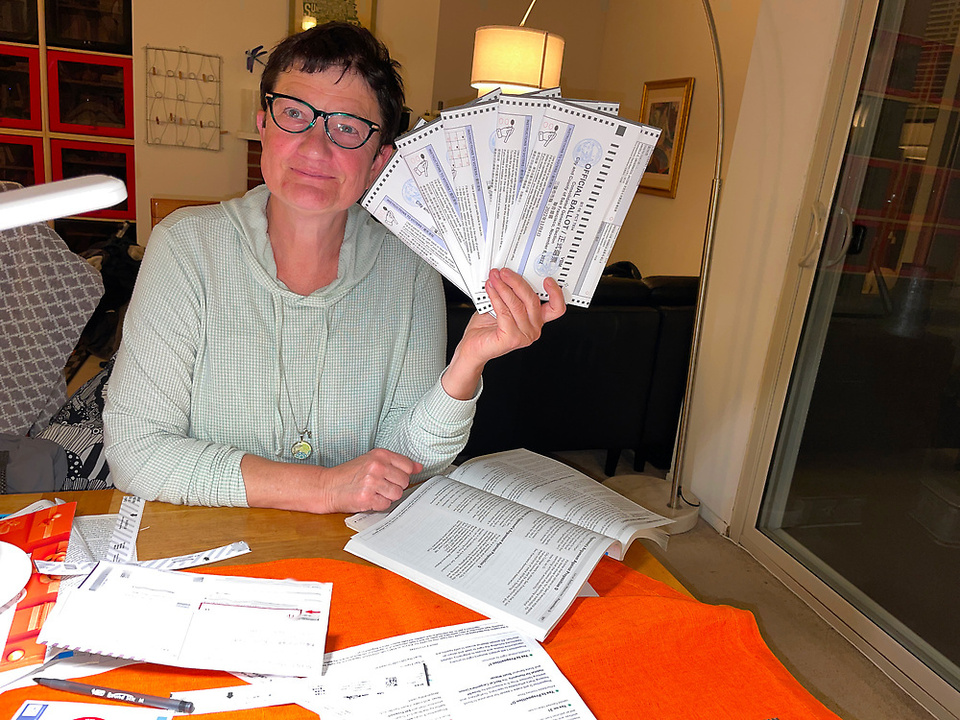 Angelika beim Wählen für die Kongresswahl im November 2022.