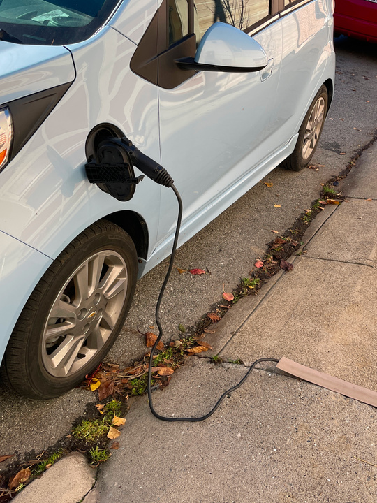 Kann das Auto nicht an die Dose, kommt das Kabel zum Auto.