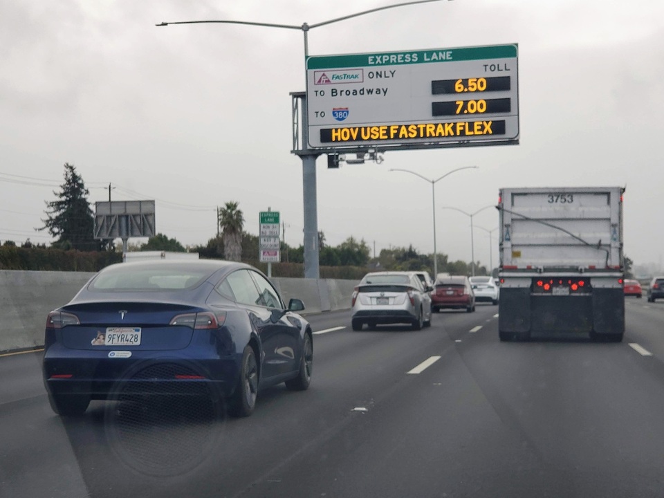 Dynamic toll fees on the expressway depending on the exit