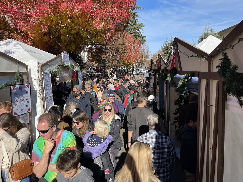 Dichtes Gedränge am Weihnachtsmarkt der deutschen Schule in Mountain View.