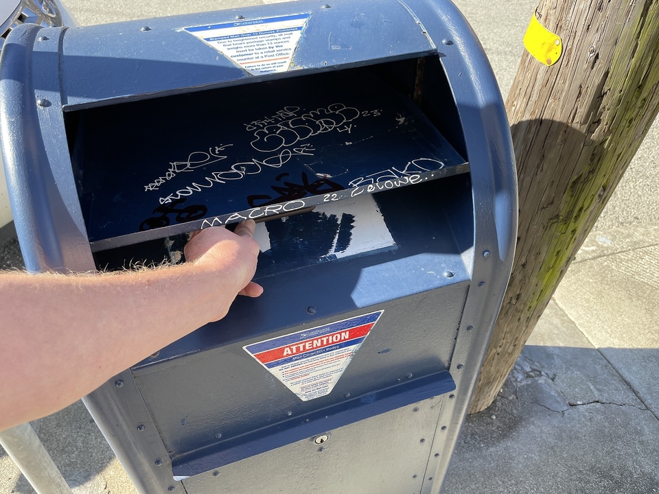 Früher konnte man Päckchen in Briefkästen mit Klappe einwerfen.