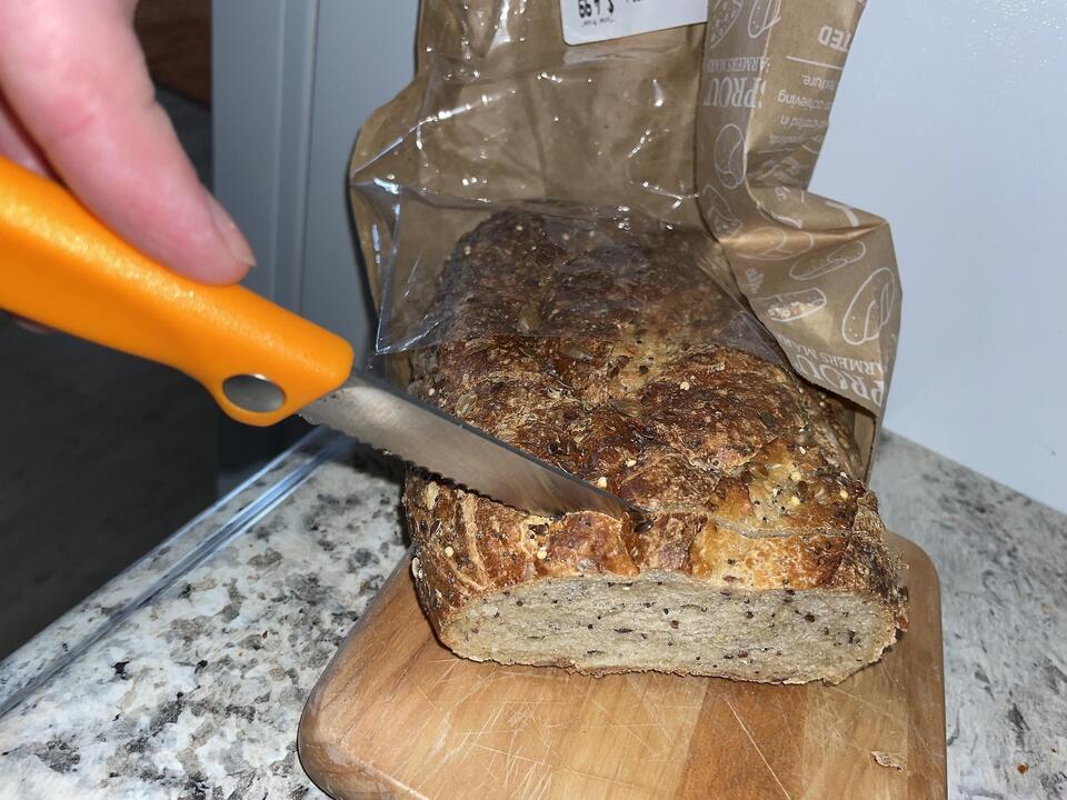 Das Klappmesser schneidet durch Brot wie Butter