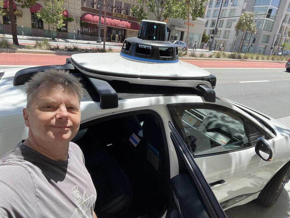 Der Rundbrieftester steigt todesmutig in das Robotaxi ein.