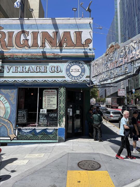 Westlich des Tenderloin-Viertels findet sich das Restaurant Tommy's Joynt.