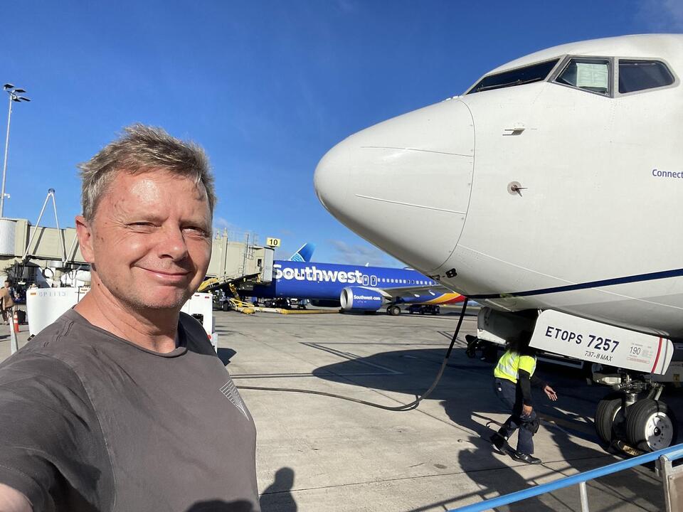 Am Flughafen Lihue auf Kauai geht man über die Landebahn zum Flugzeug.