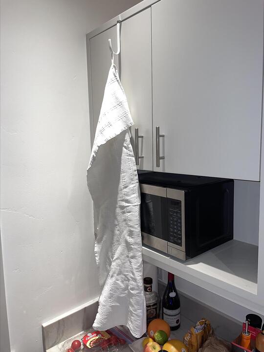 Endlich ein Haken im Airbnb, um das Küchenhandtuch aufzuhängen.