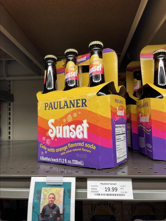 Der Getränkemarkt verkauft Spezi für 3.50 Dollar pro 0.33l-Flasche.