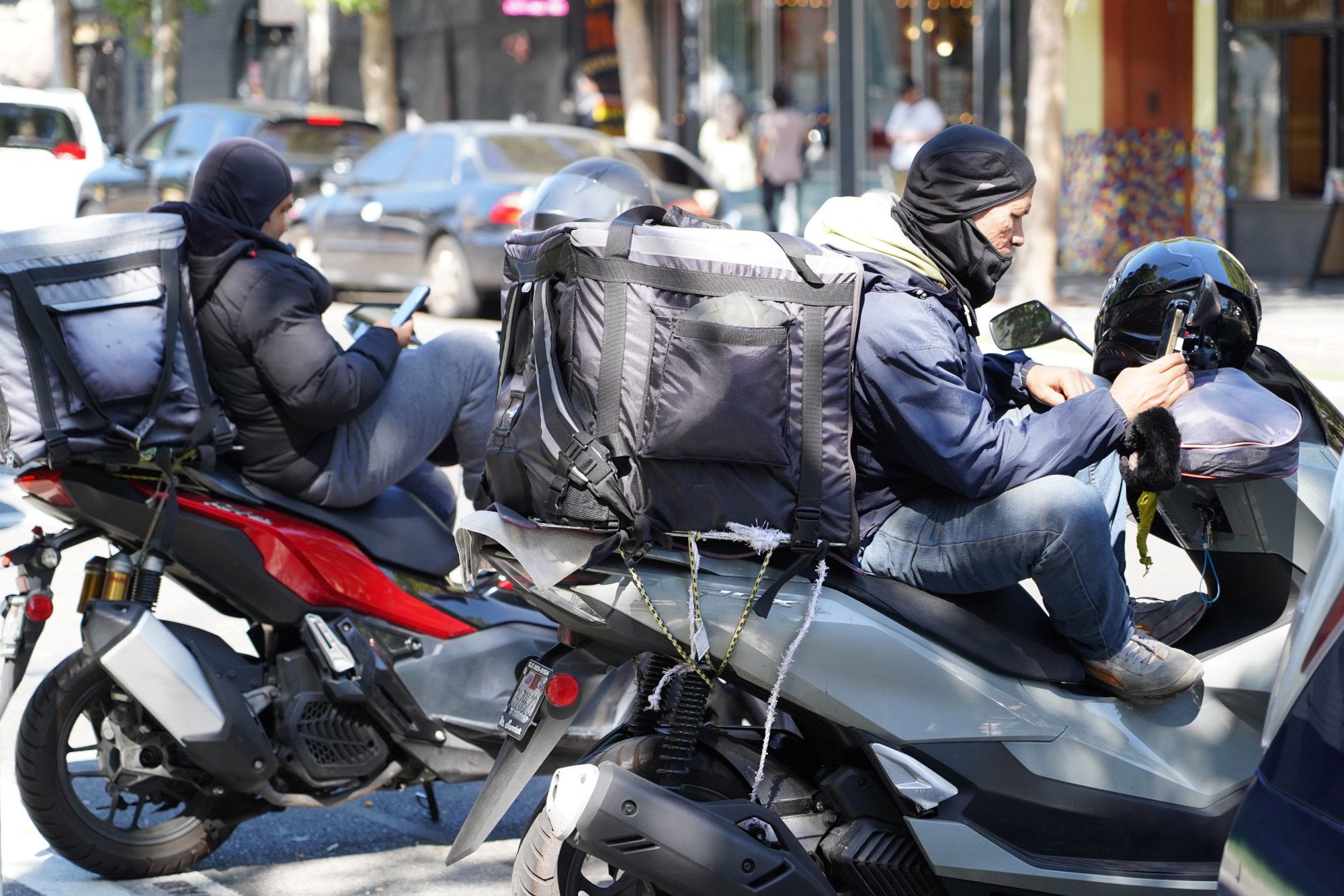 Oft lungern die Grubhub-Vespafritzen vor hippen Restaurants herum.