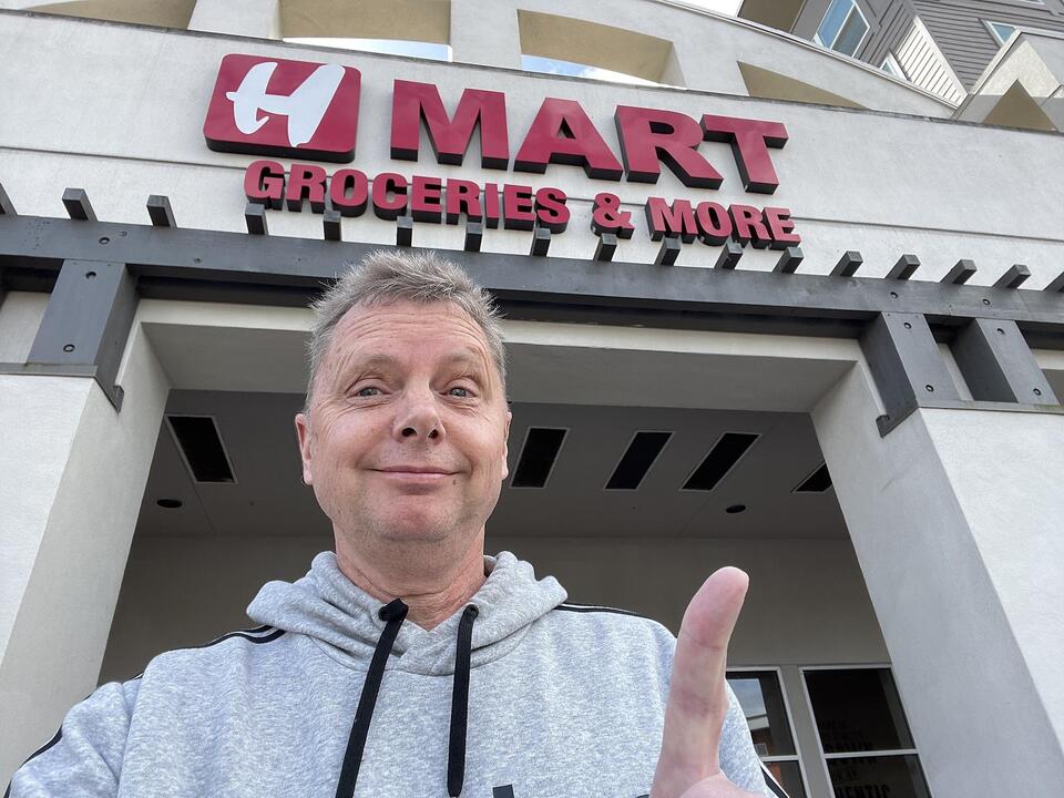 Der rasende Rundbriefreporter vor dem H-Mart in San Francisco.