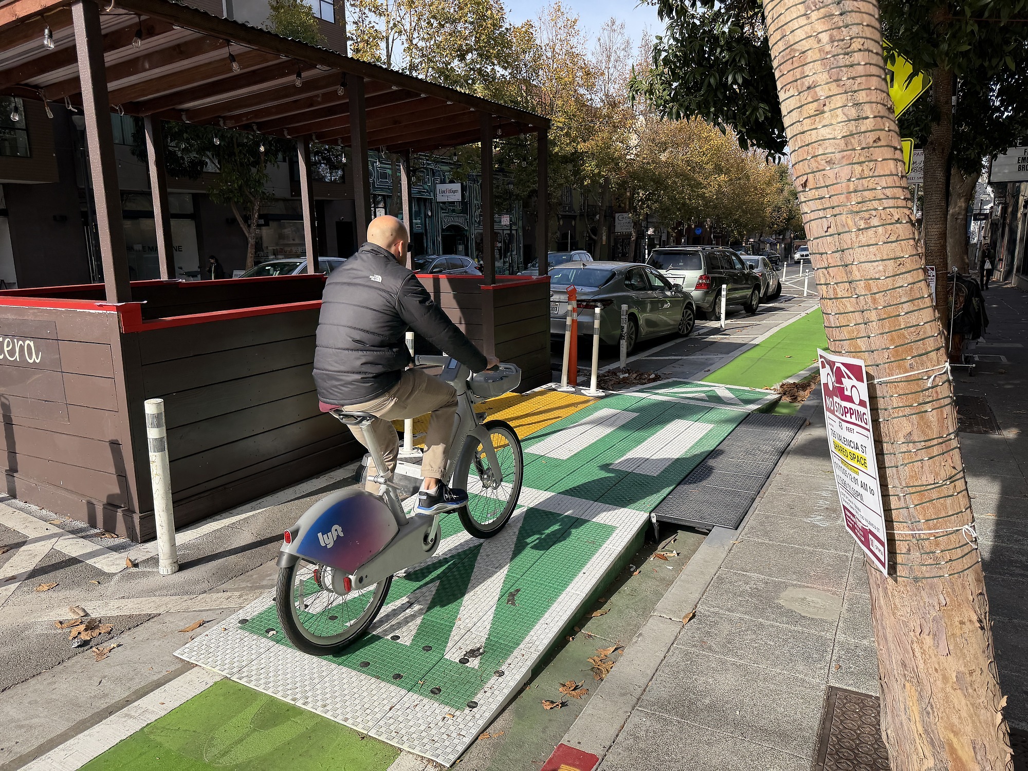 Teilweise f&uuml;hrt der neue Radweg sogar &uuml;ber Sprungrampen.