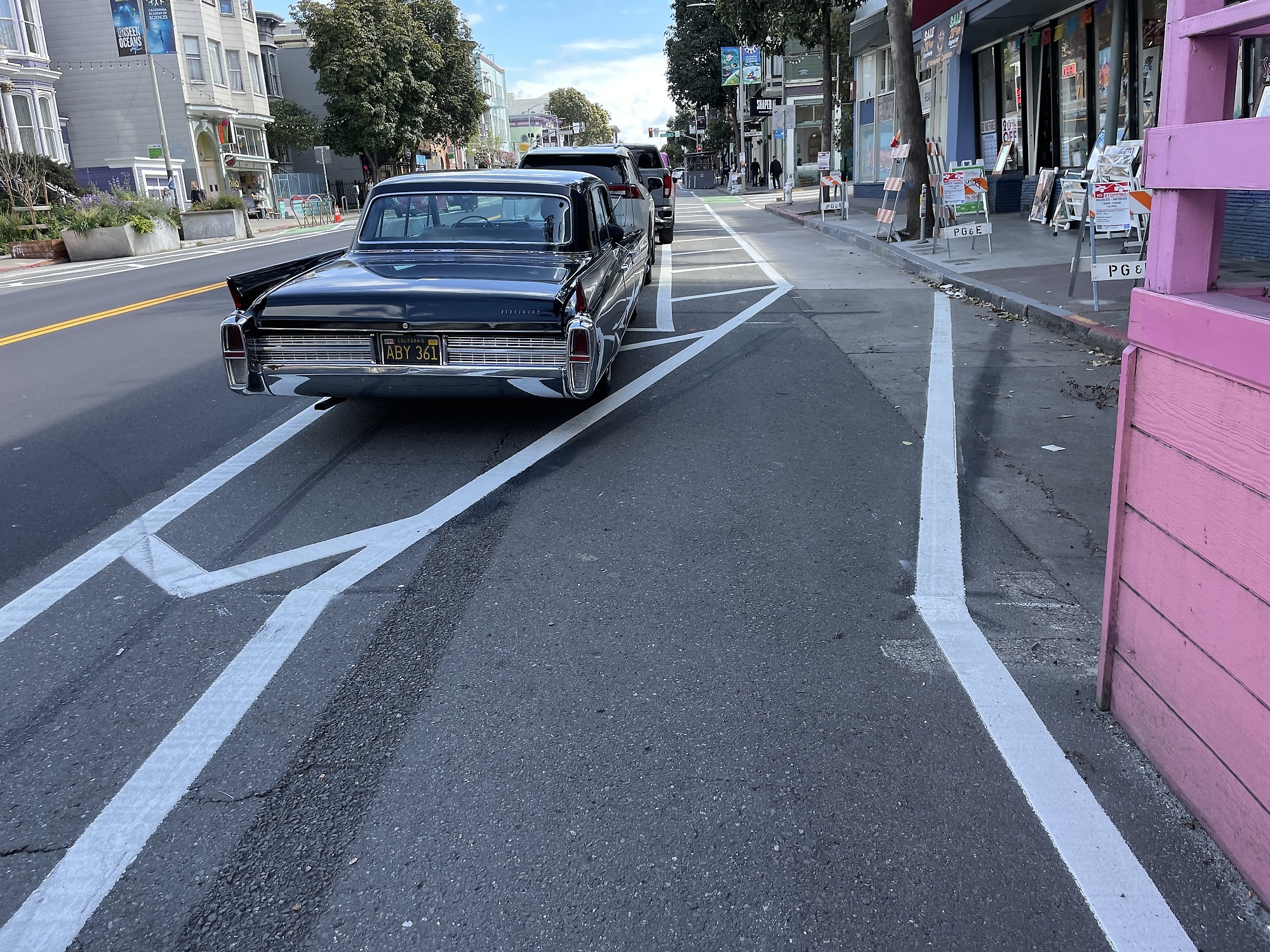 Der restaurierte alte Radweg geht jetzt im Zickzack am Fahrbahnrand entlang.