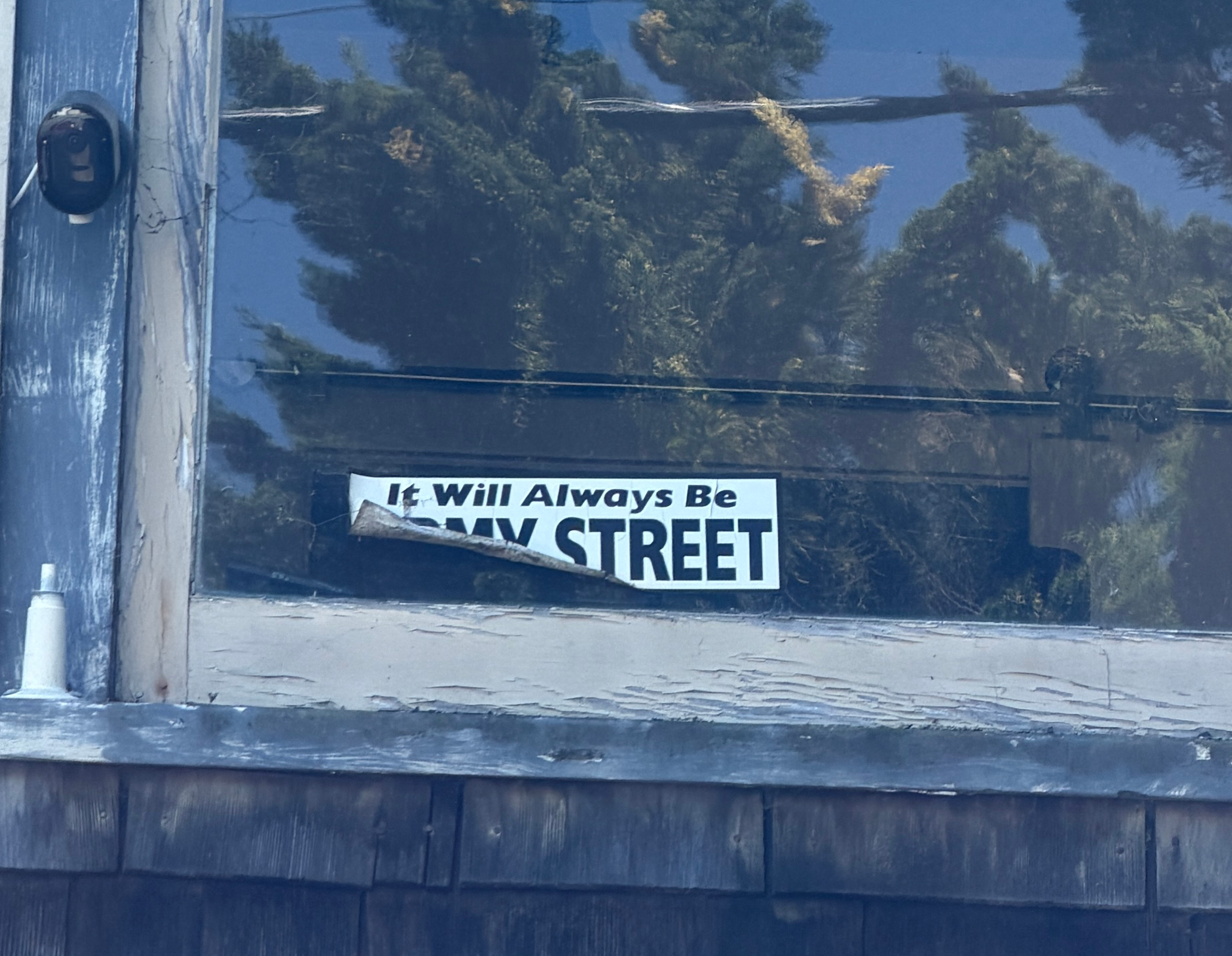"It will always be Army Street" steht auf dem Aufkleber.