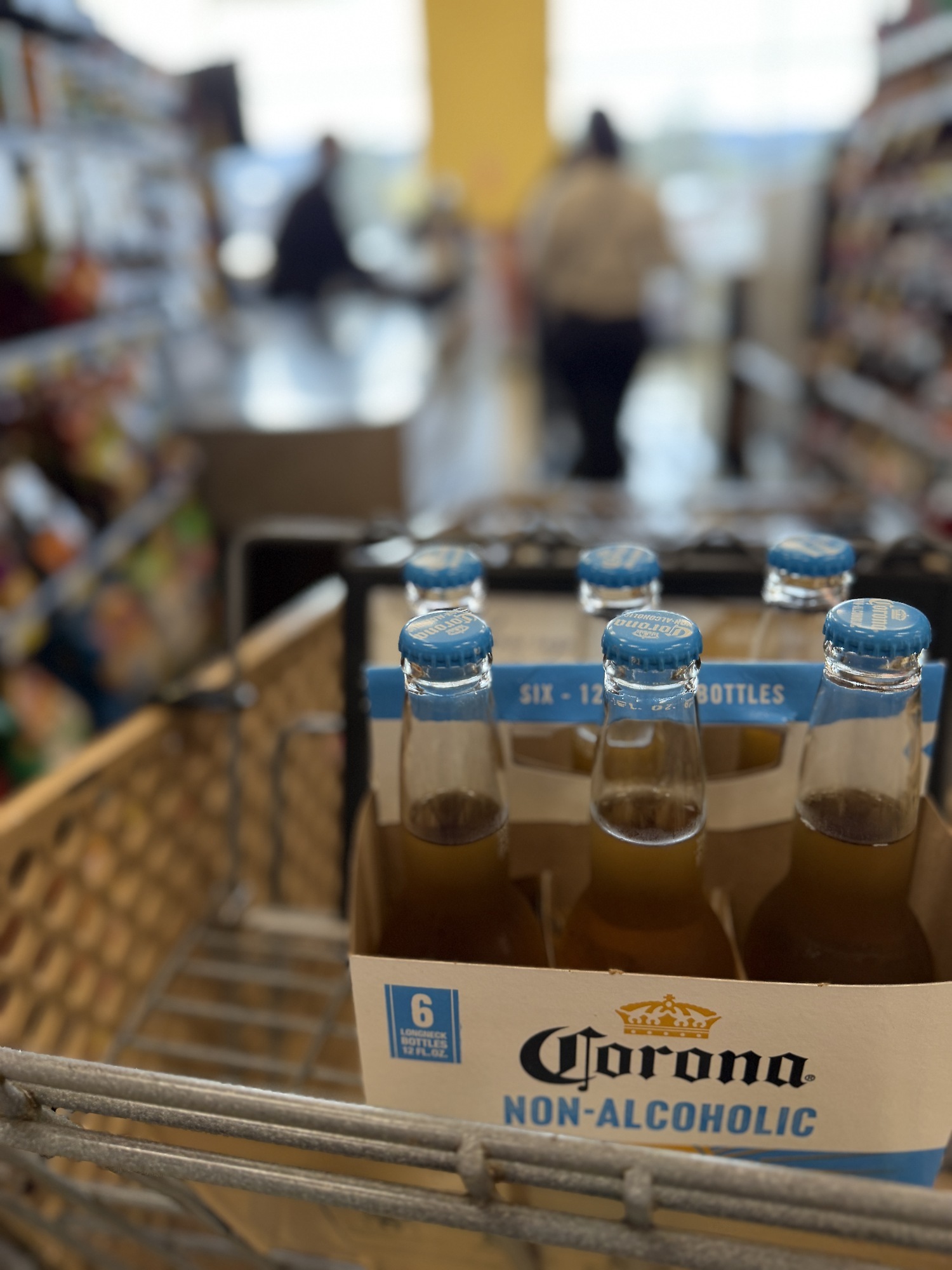 Auch das alkoholfreie Bier muss durch die bemannte Kasse.