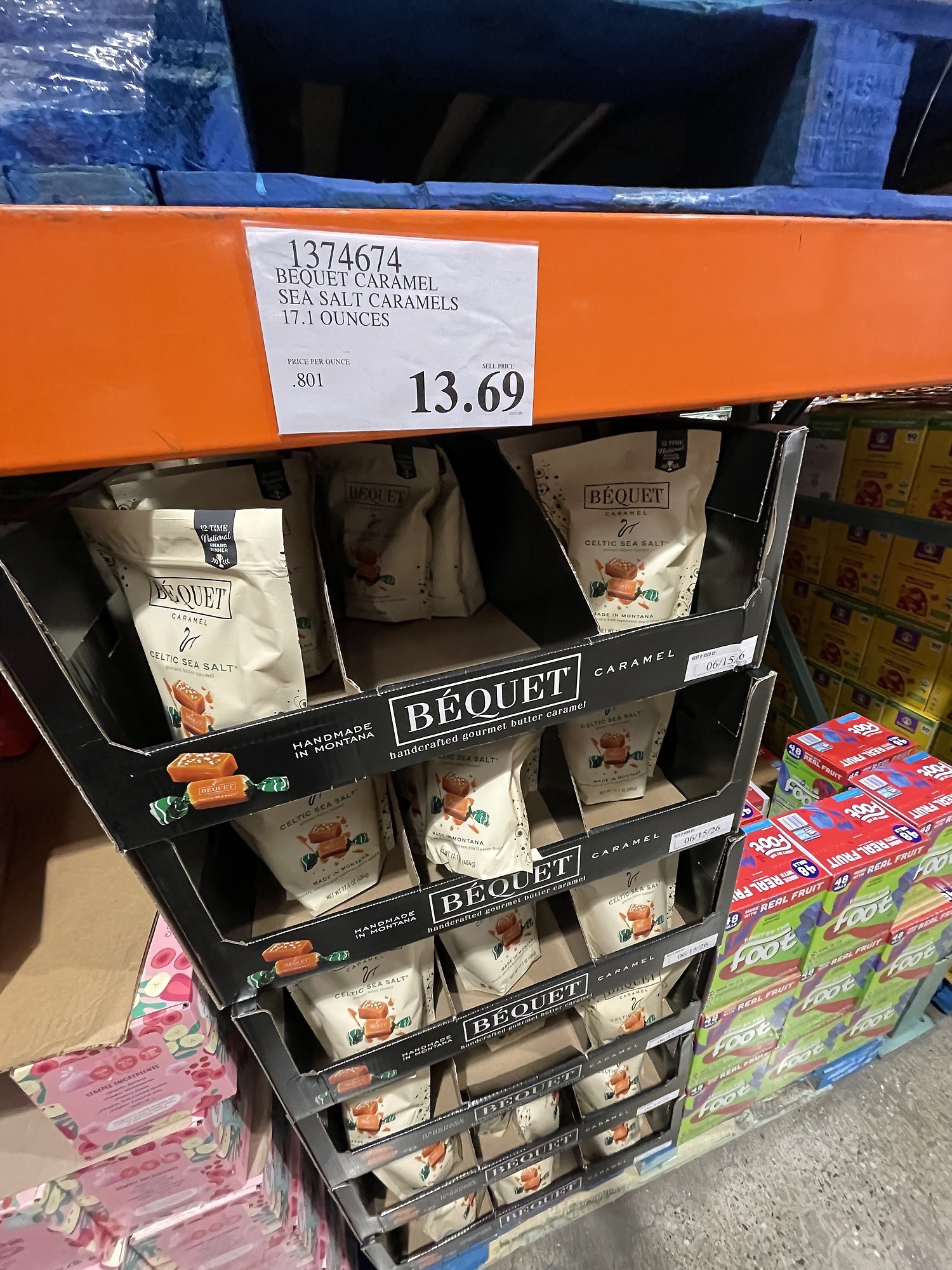 Die Karamell-Schleckerei bei Costco im Regal.