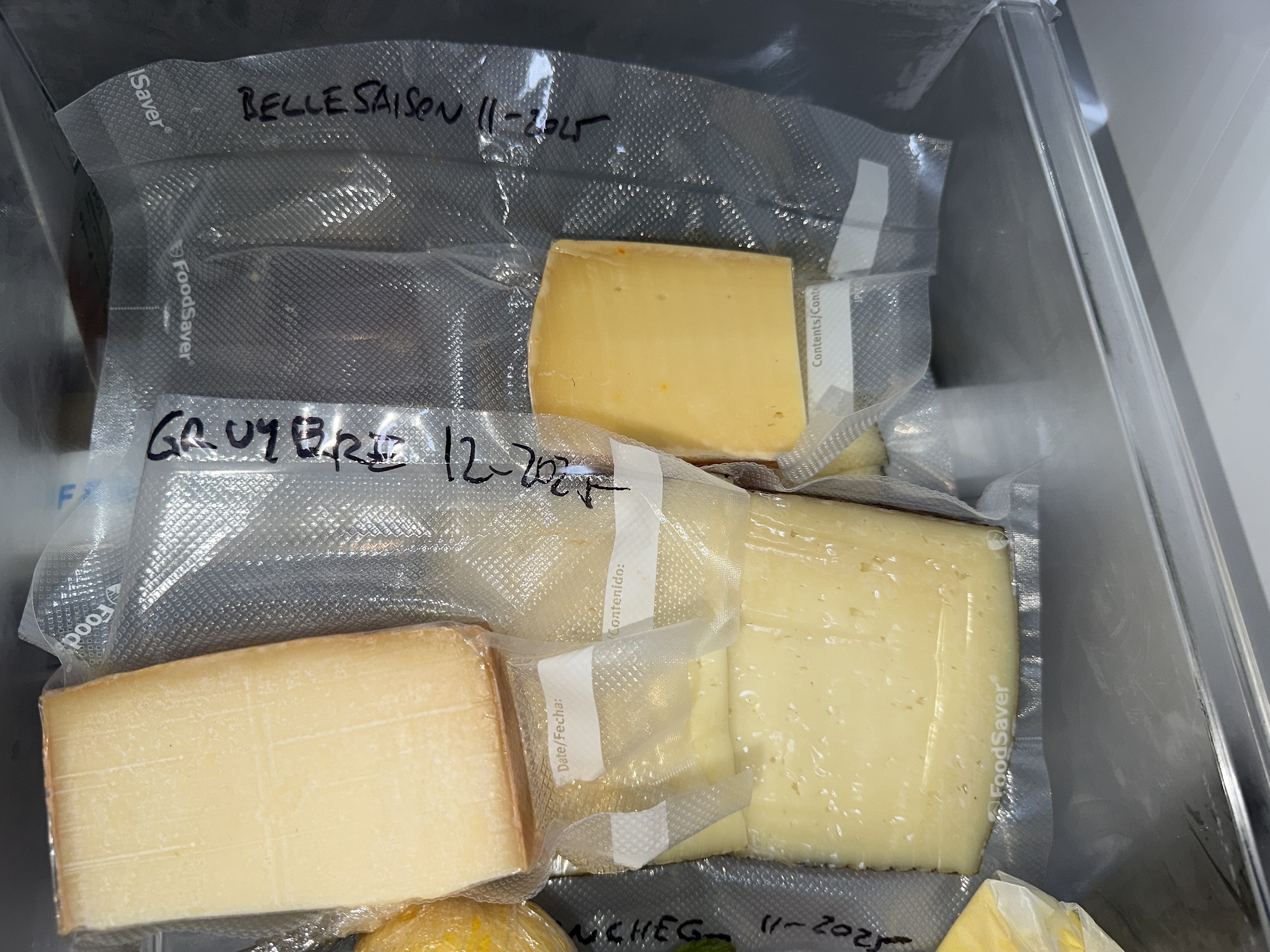 Unsere K&auml;sesammlung im K&uuml;hlschrank, dauerhaft verpackt.