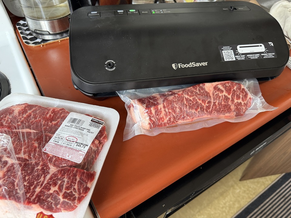 Delikate Shortrib-Stücke aus der Großpackung einzeln verschweißt.