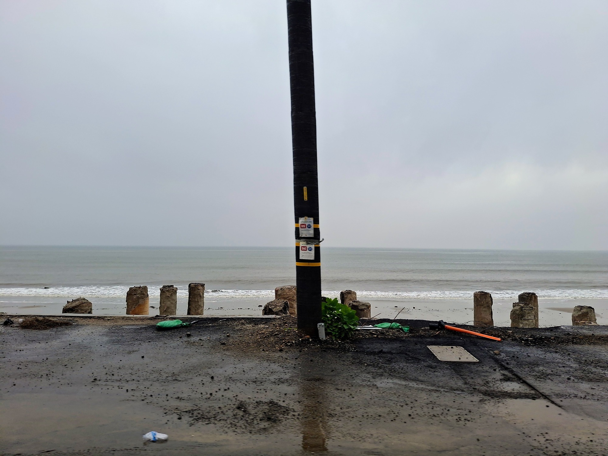 An der Stra&szlig;e nach Malibu ragen nur St&uuml;mpfe abgebrannter Strandh&auml;user aus dem Boden.