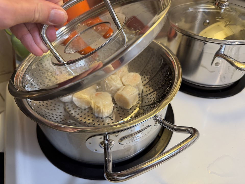 Hier dämpft Michael köstliche Shumai-Klopse