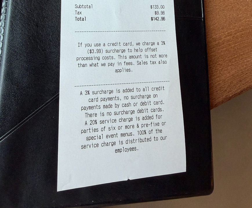 Dieses Restaurant schlägt bei Kartenzahlung 3 % auf die Rechnung.